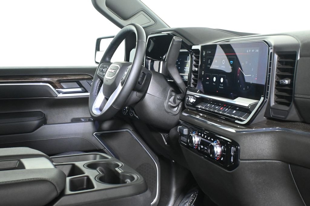Used 2025 White GMC Elevation image 31