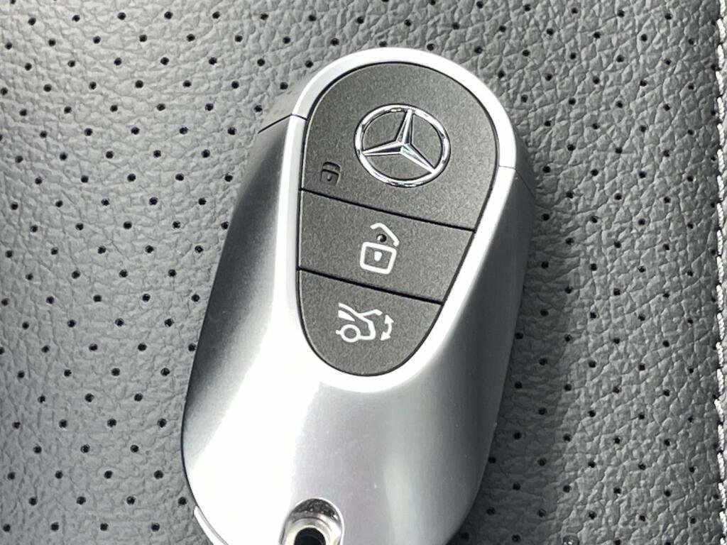 New 2026 2040/Black Mercedes-Benz GLC 300 image 4