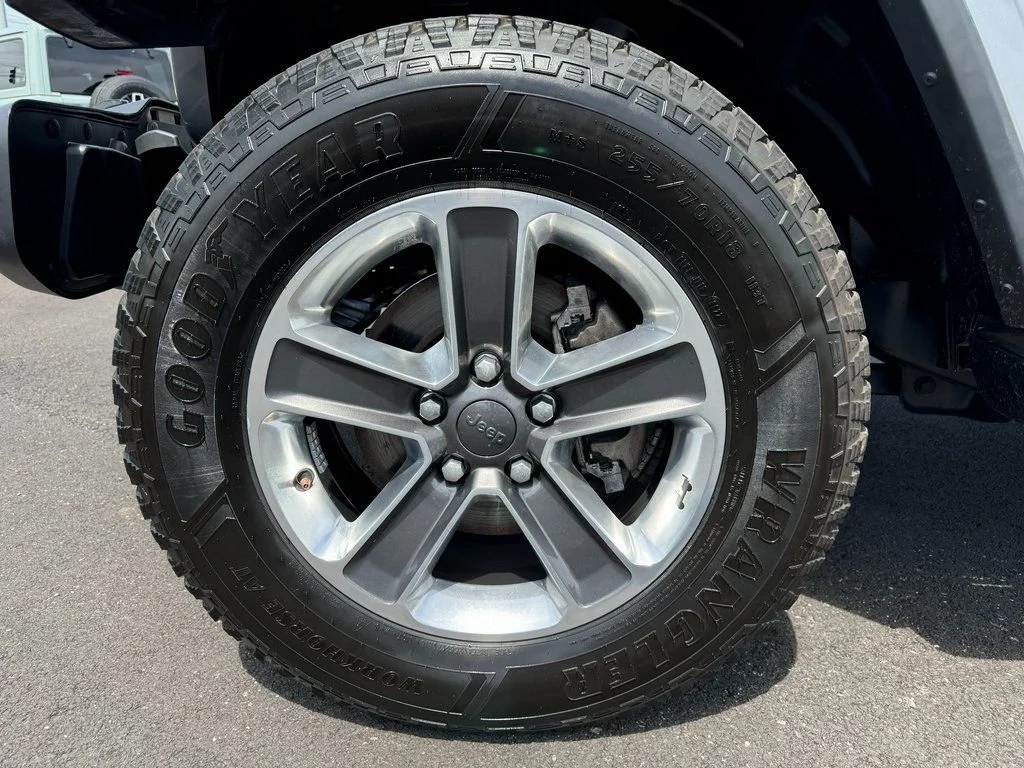 Used 2020 Silver Jeep Unlimited Sahara image 14