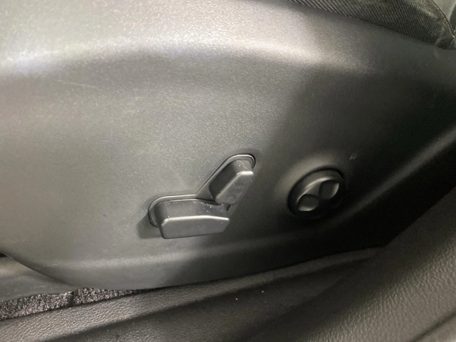 Used 2018 Diamond Black Crystal Pearlcoat Jeep Latitude Plus image 21