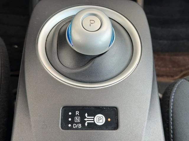 Used 2016 Brilliant Silver Nissan S image 18