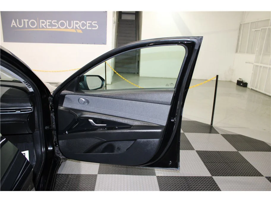 2023 Hyundai Elantra Limited - Photo 25