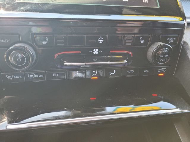 Used 2023 White Jeep Altitude image 24