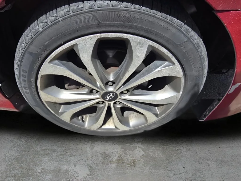 Used 2014 Venetian Red Metallic Hyundai SE image 17