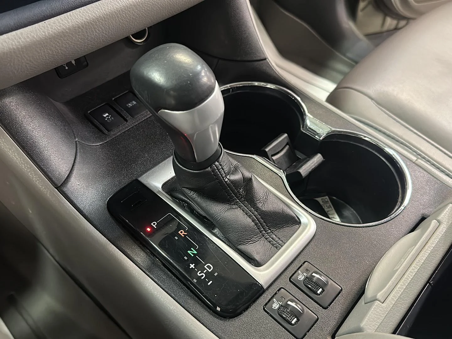 Used 2015 ALUMINA JADE METALLIC TOYOTA XLE image 24