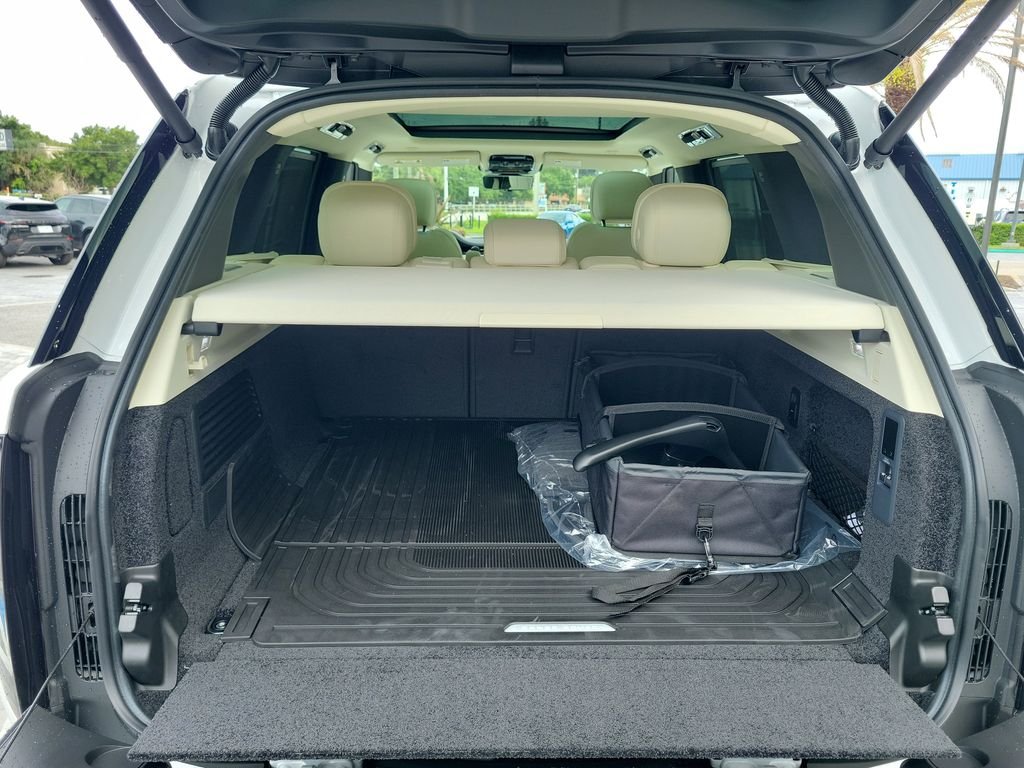 New 2026 Ostuni Pearl White Land Rover SE image 11