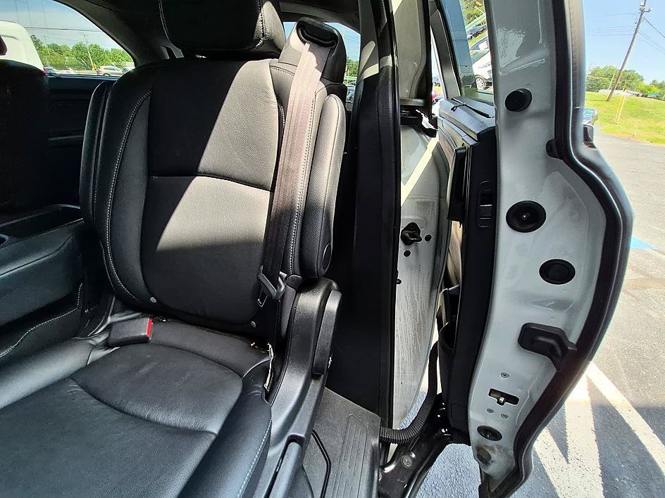 Used 2022 White Honda Touring image 29