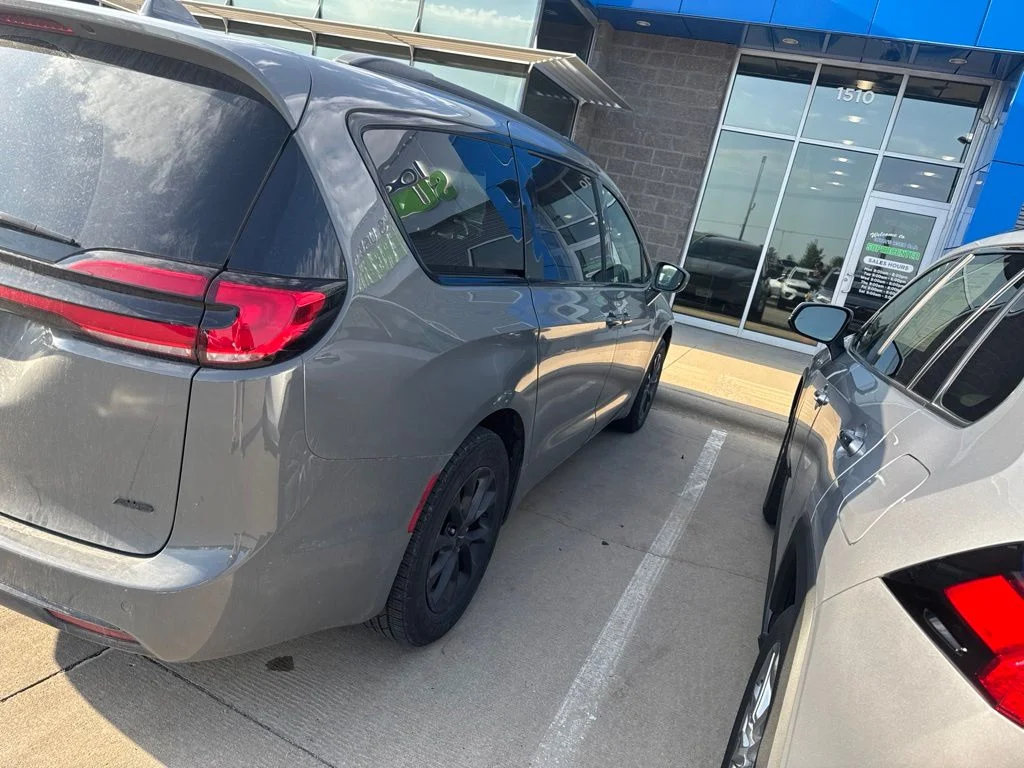 Used 2021 White Chrysler Touring L image 5