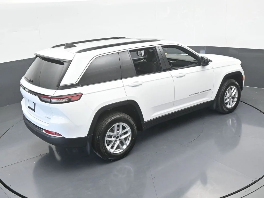 Used 2025 Bright White Clearcoat Jeep Laredo X image 46