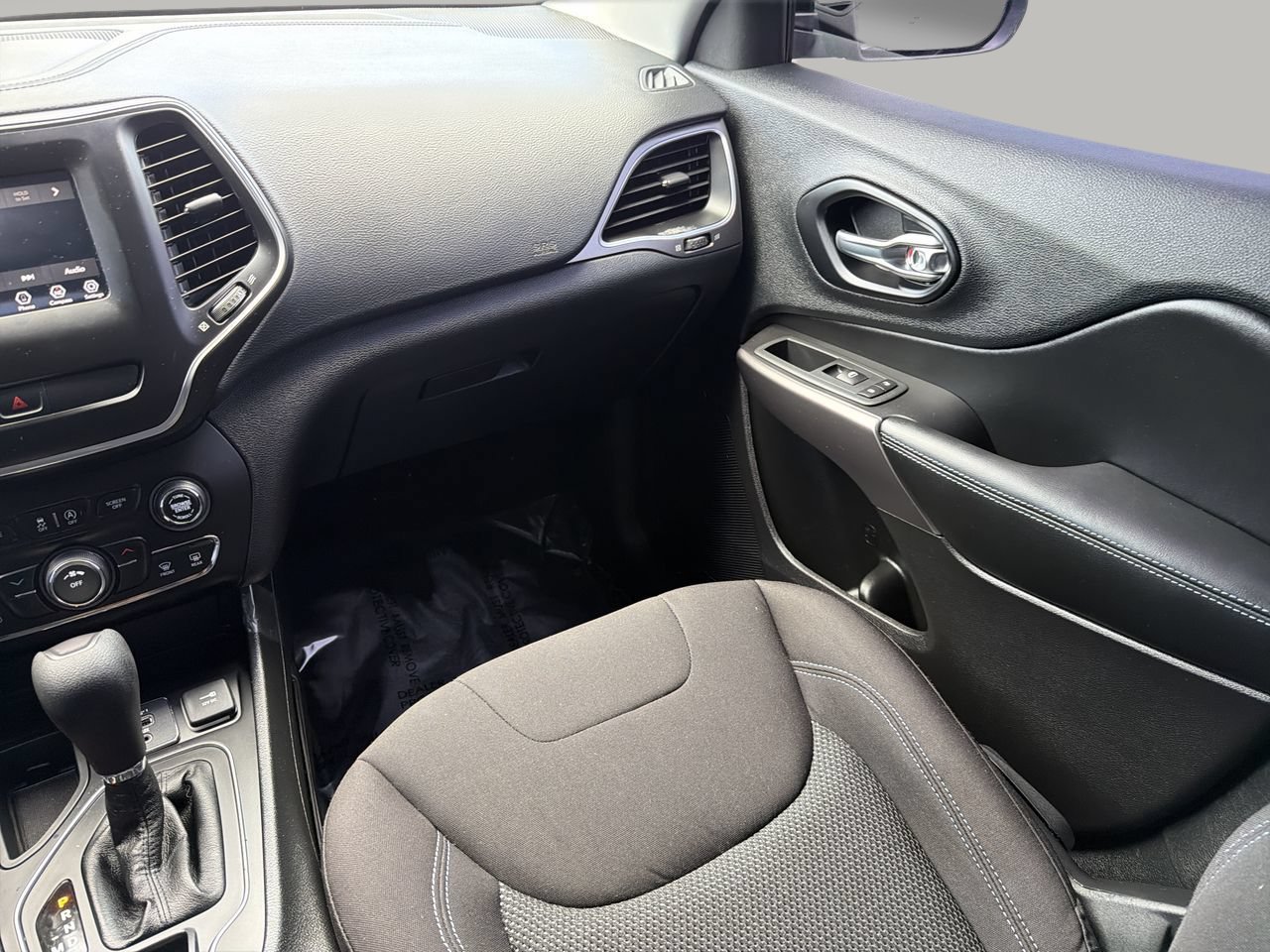 Used 2020 Diamond Black Crystal Pearlcoat Jeep Latitude image 15