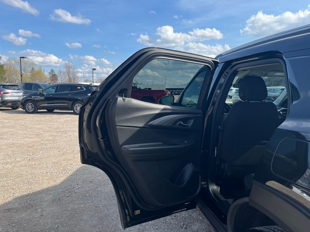 Used 2025 Black Metallic Chevrolet LT image 27