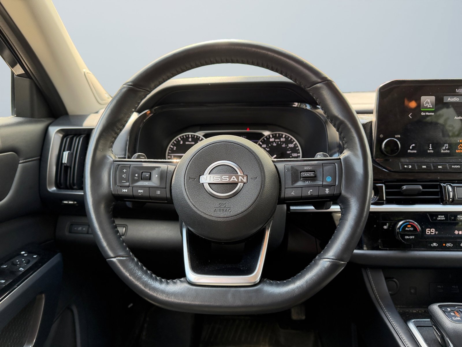 Used 2022 Super Black Nissan SL image 12