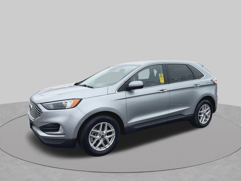Used 2024 Silver Ford SEL image 4
