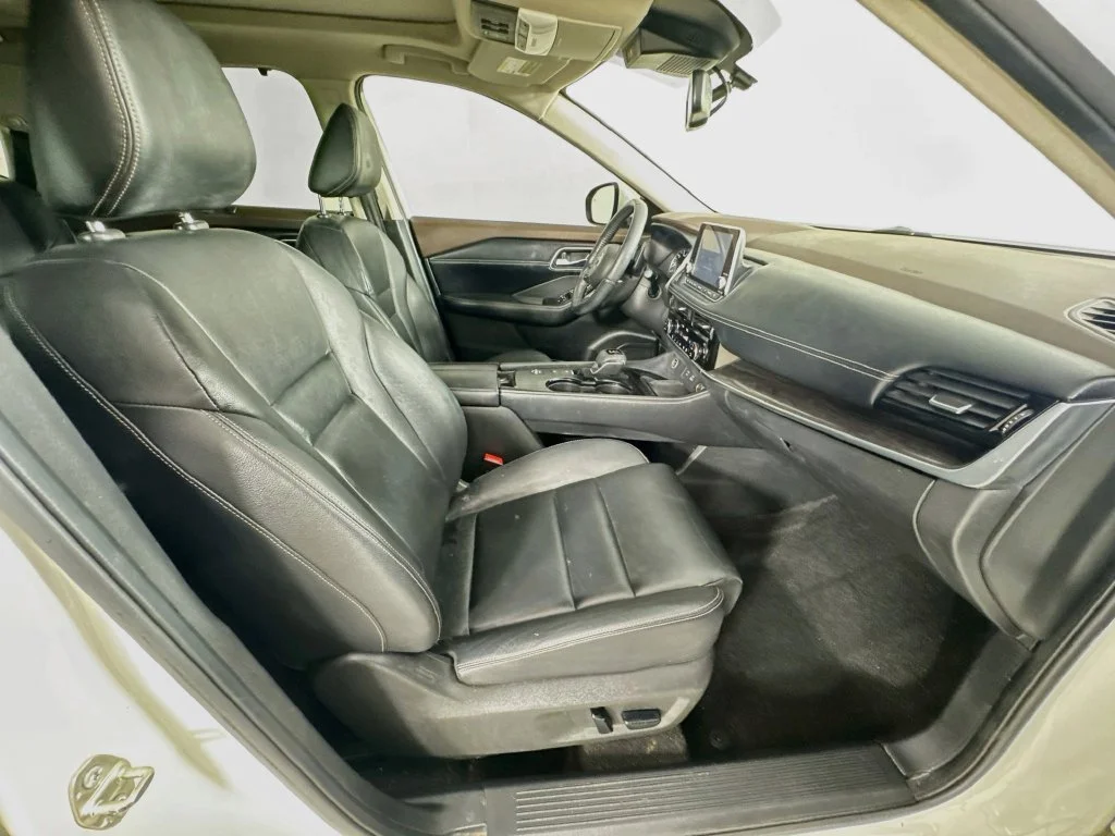 Used 2021 White Nissan SL image 35