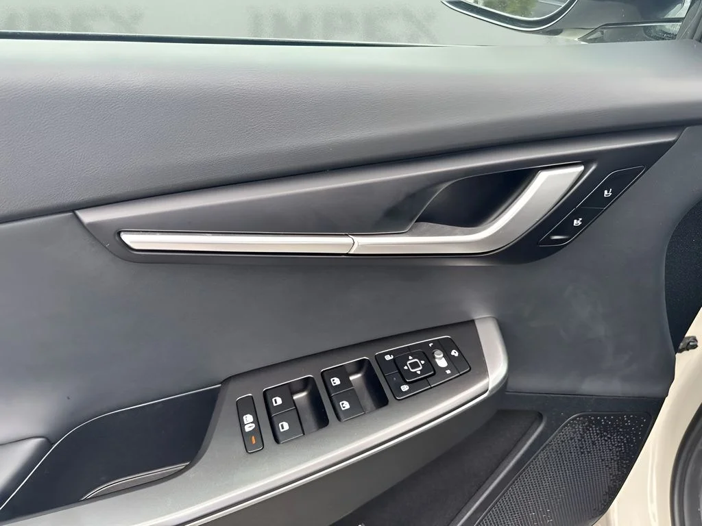 Used 2024 White Kia Light image 19