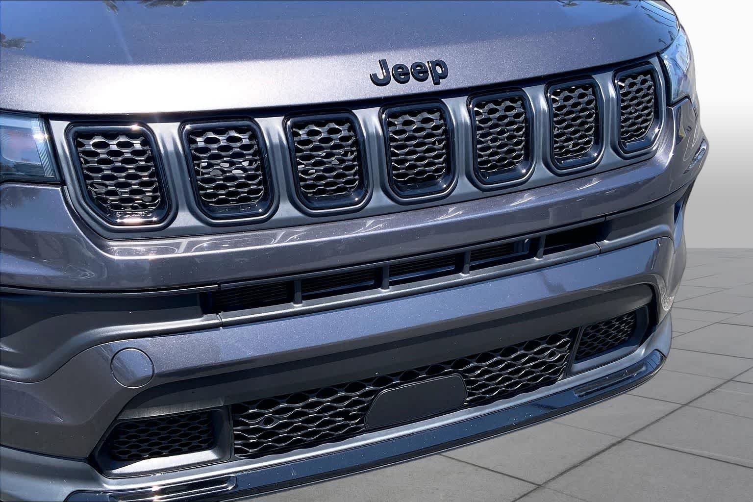 Used 2023 Granite Crystal Metallic Clearcoat Jeep Altitude image 29