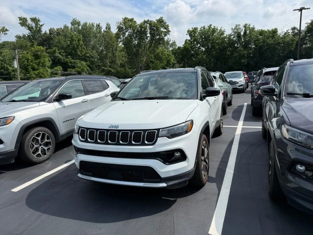 Used 2024 White Jeep Limited image 3