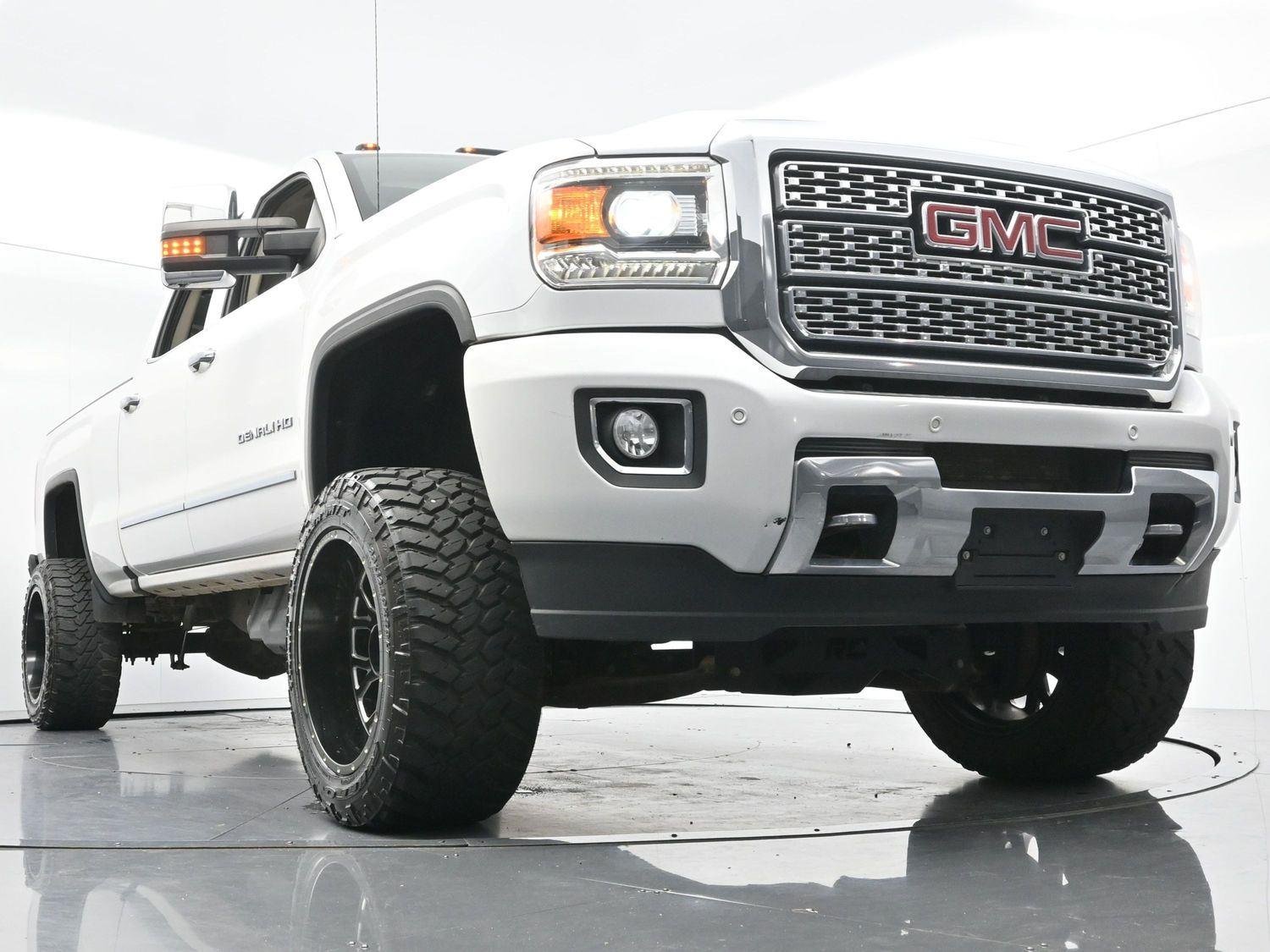 Used 2019 White Frost Tricoat GMC Denali image 45