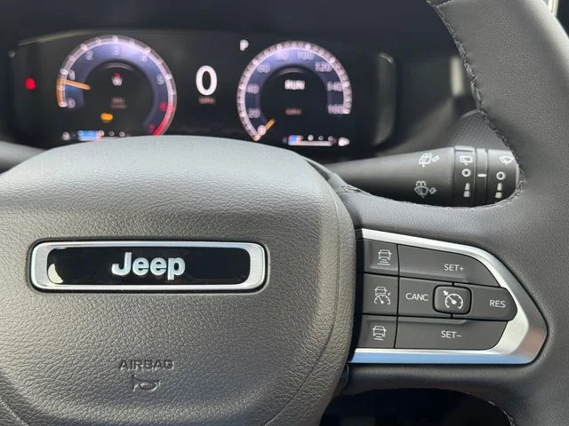 New 2026 Diamond Black Crystal Pearl-Coat Exterior Paint Jeep Limited image 26