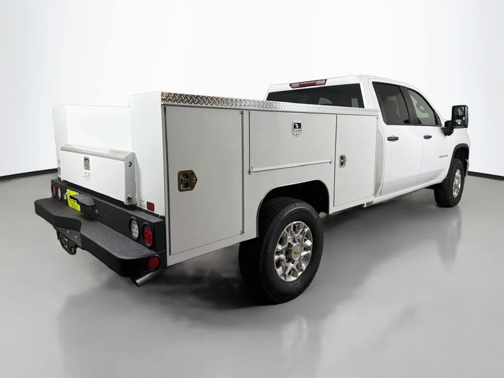 New 2026 Summit White Chevrolet WT image 5