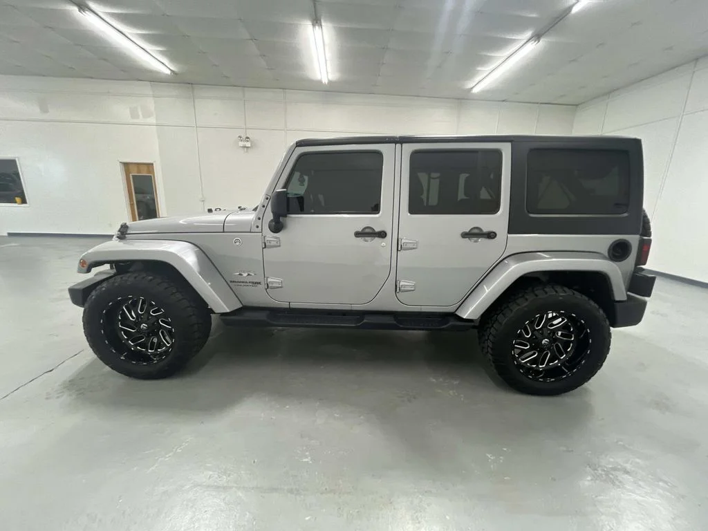 Used 2018 Billet Silver Metallic Clearcoat Jeep Sahara 4WD 3.6L HARD TOP image 5