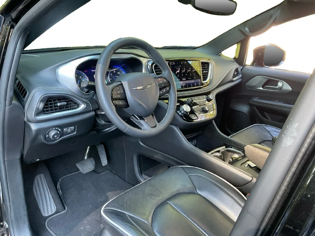 Used 2025 Black Chrysler Limited image 18