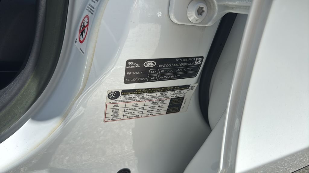 Used 2023  Land Rover R-Dynamic SE image 32