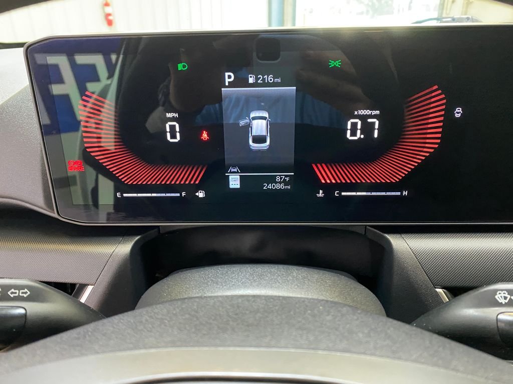 Used 2025 White Kia LXS image 34
