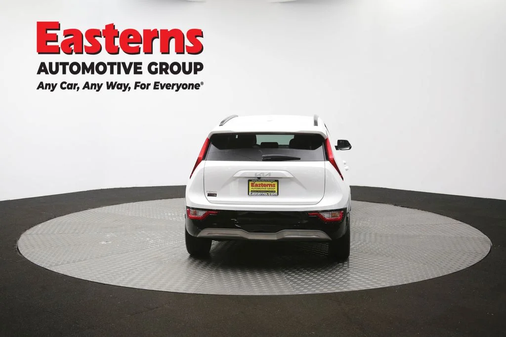 Used 2023 White Kia Wind image 36