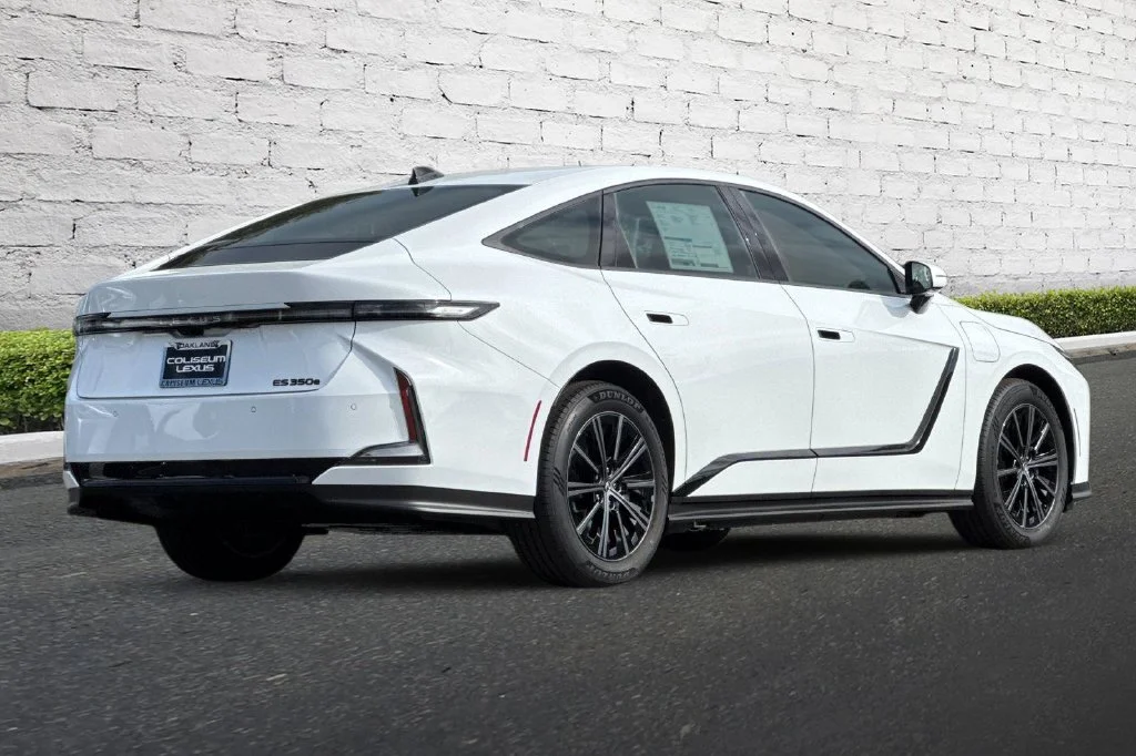 New 2026 Ultra White Lexus ES 350e PREMIUM image 4
