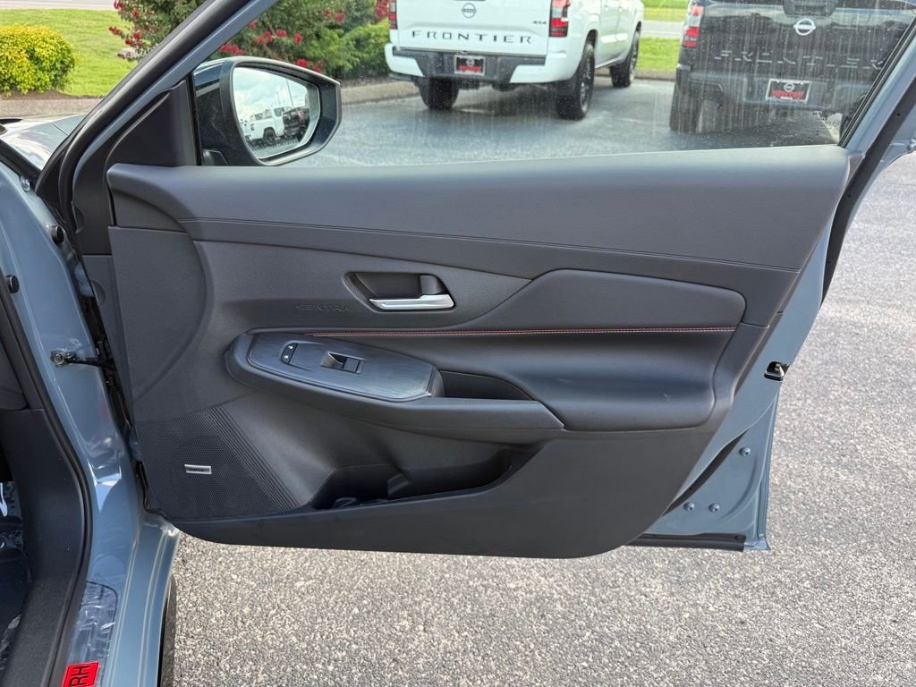 New 2026 Atlantic Gray Metallic / Super Black Two-tone Nissan SR image 20