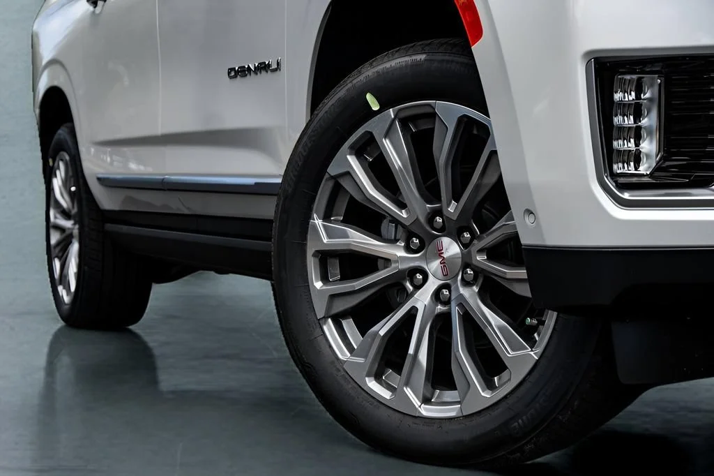 Used 2024 White Frost Tricoat GMC Denali image 7
