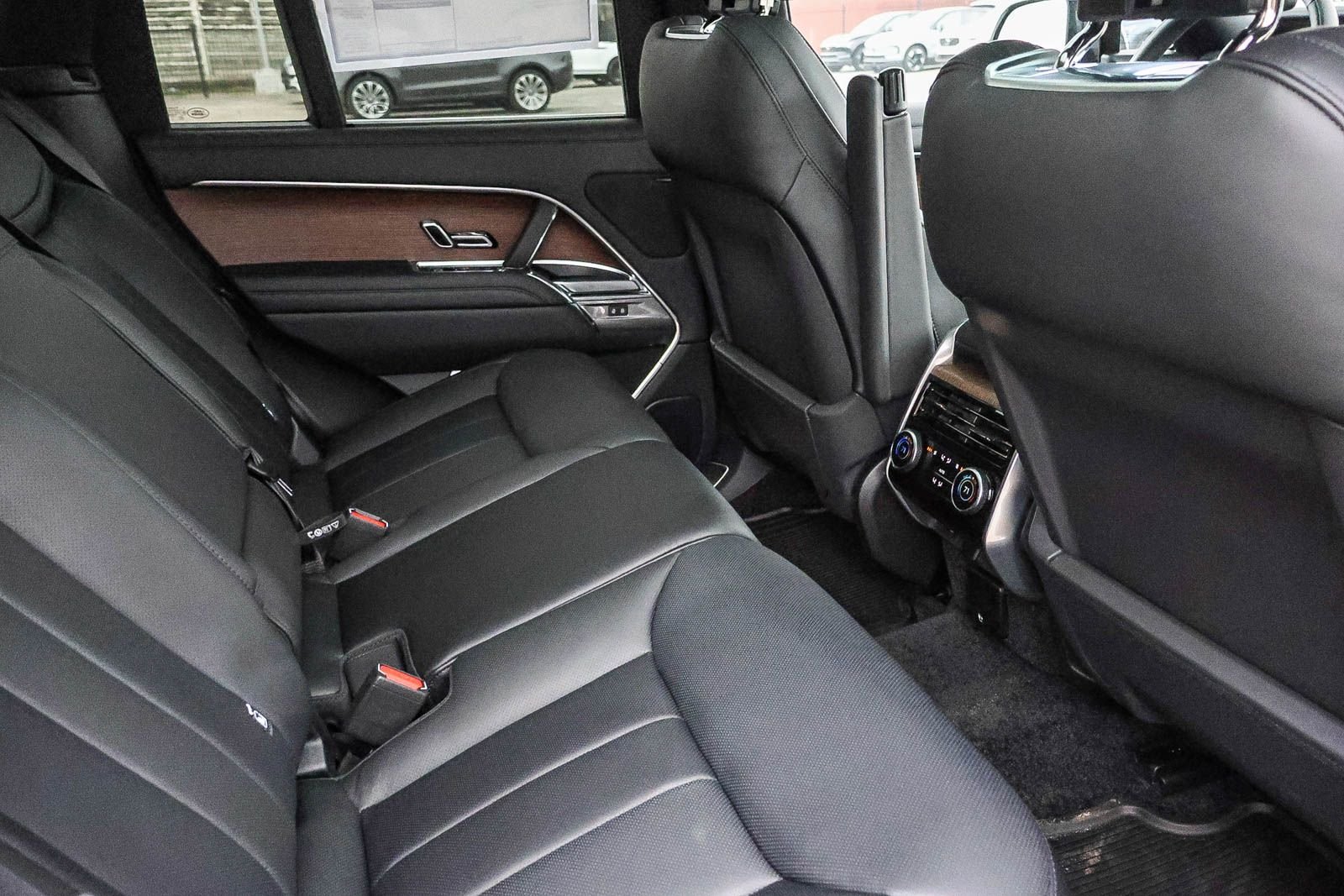 2025 Land Rover Range Rover SE - Photo 19