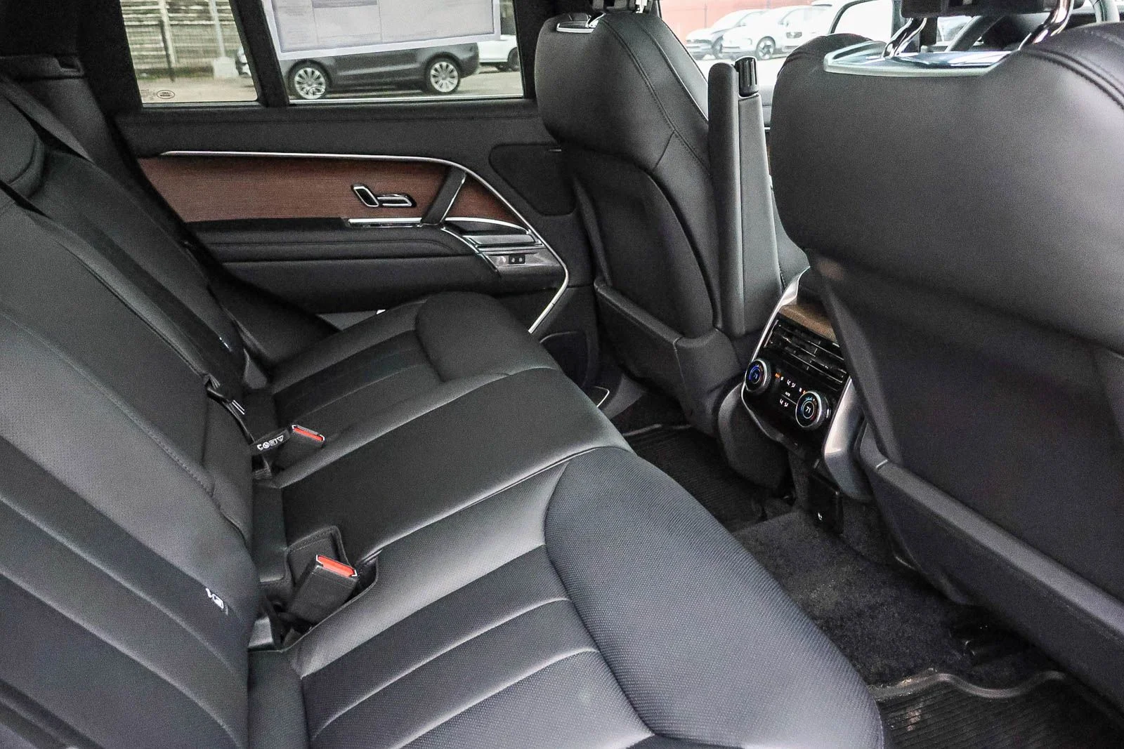 2025 Land Rover Range Rover SE - Photo 19