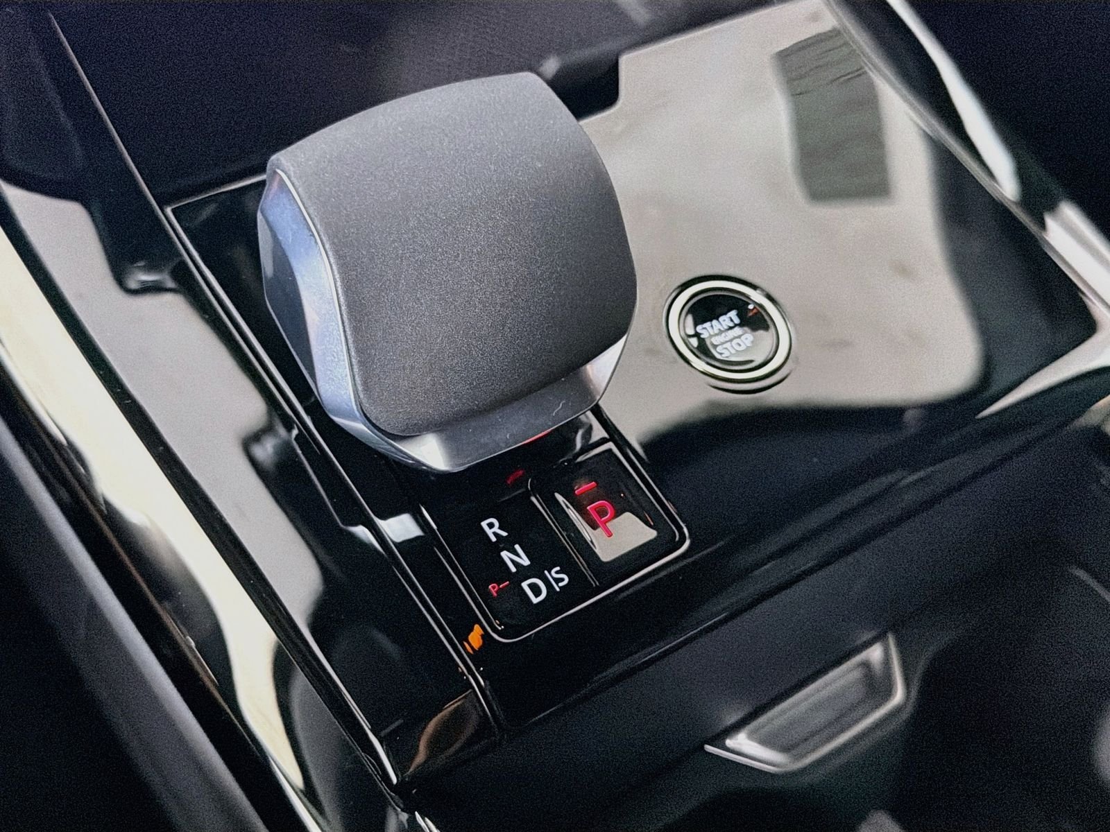 New 2026 Santorini Black LAND ROVER SE image 16