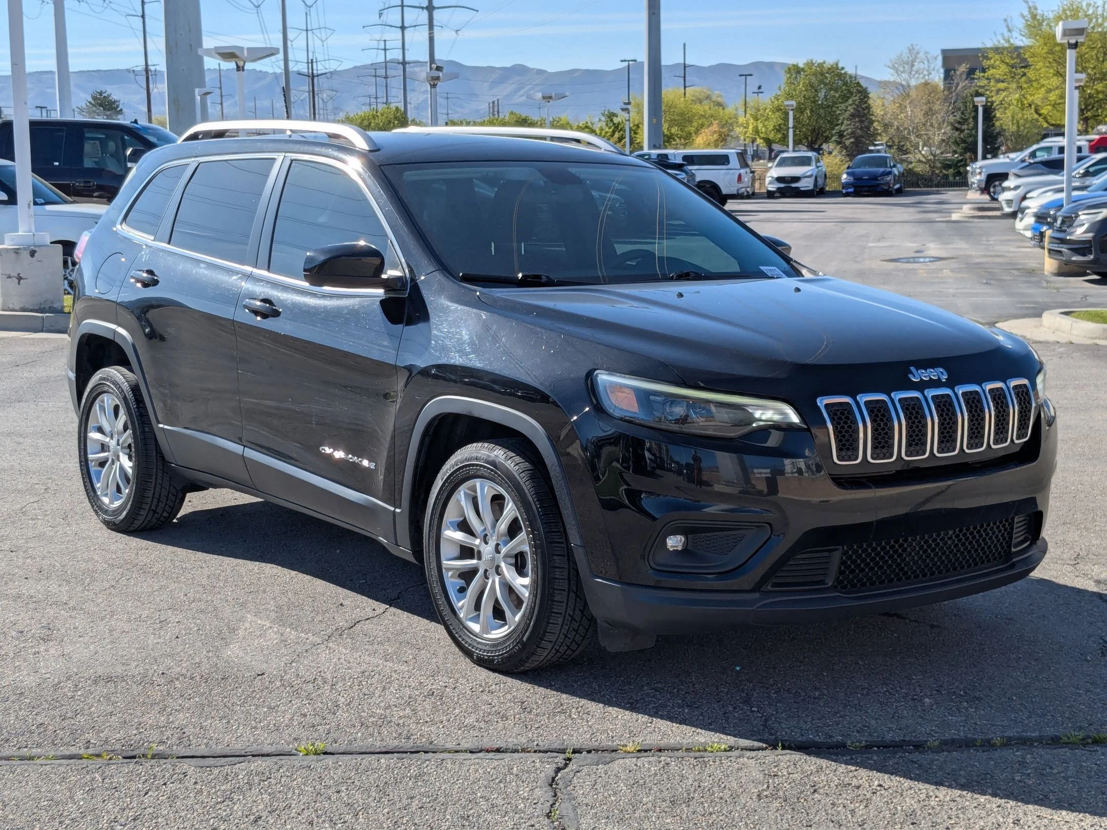 Used 2019 Diamond Black Crystal Pearlcoat Jeep Latitude image 7