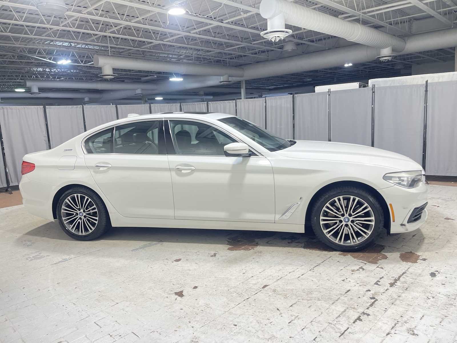 Used 2018 White BMW 530e xDrive iPerformance image 27