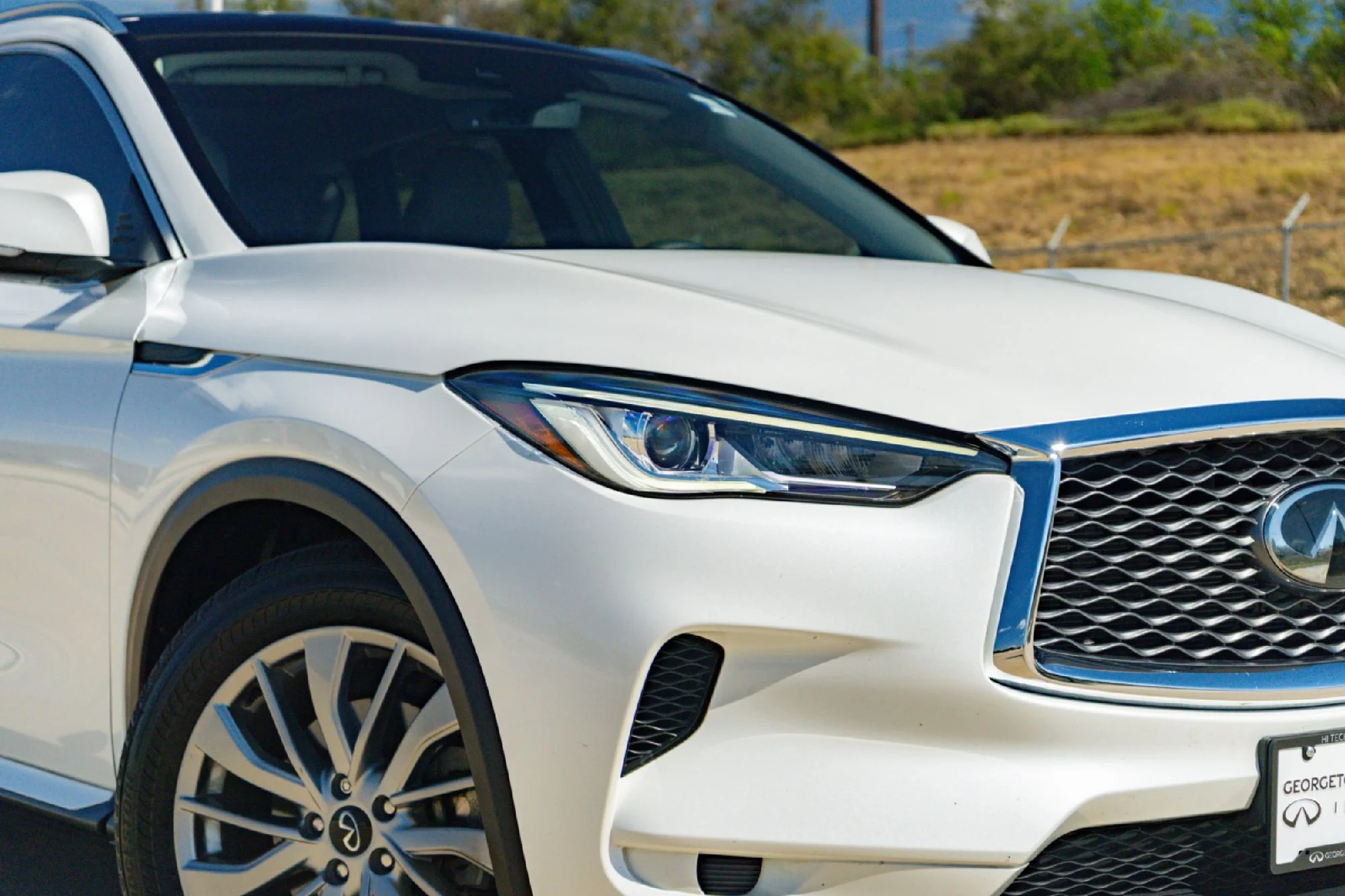 Certified Used 2025 White INFINITI LUXE image 3