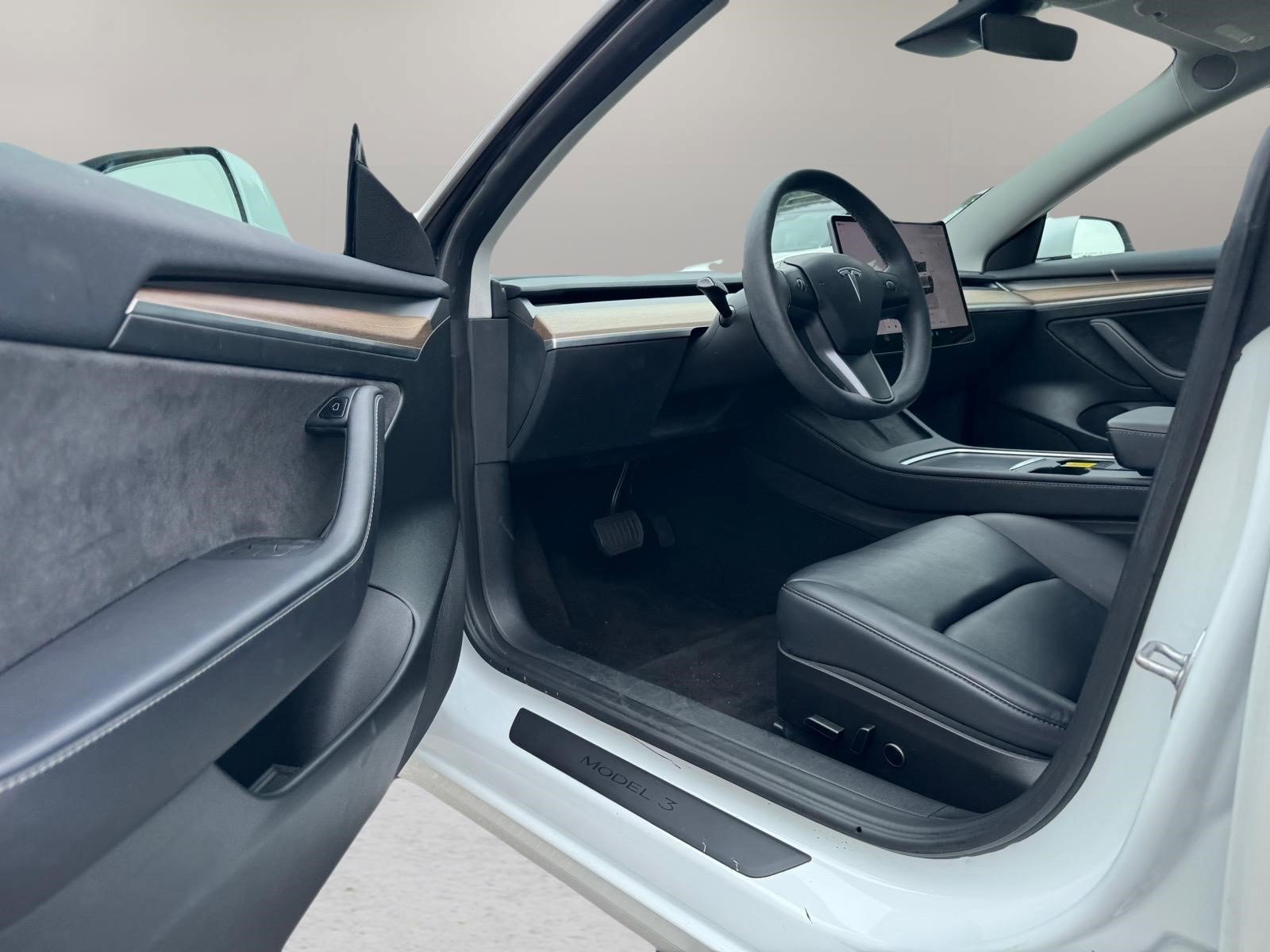 Used 2023  Tesla Base image 12