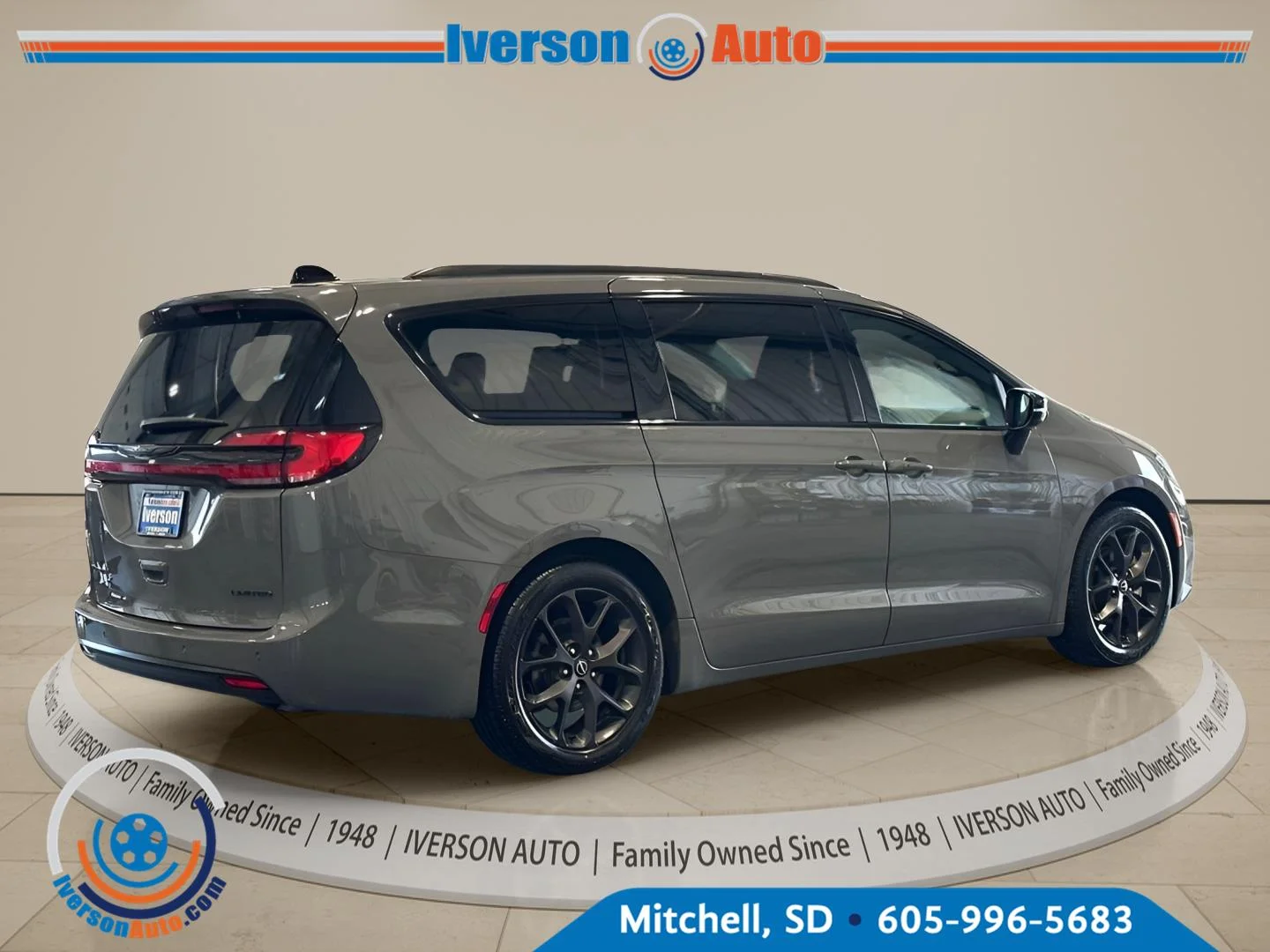 Used 2025 Ceramic Gray Clearcoat Chrysler Limited image 8