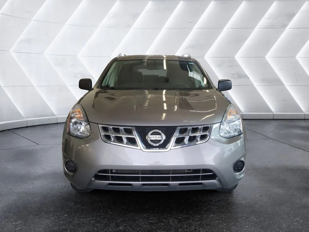 Used 2015 Gray Nissan S image 2