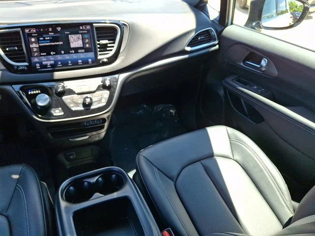 Used 2025 White Chrysler Select image 16