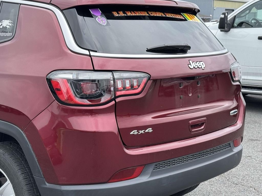 Used 2022 Red Jeep Latitude image 10