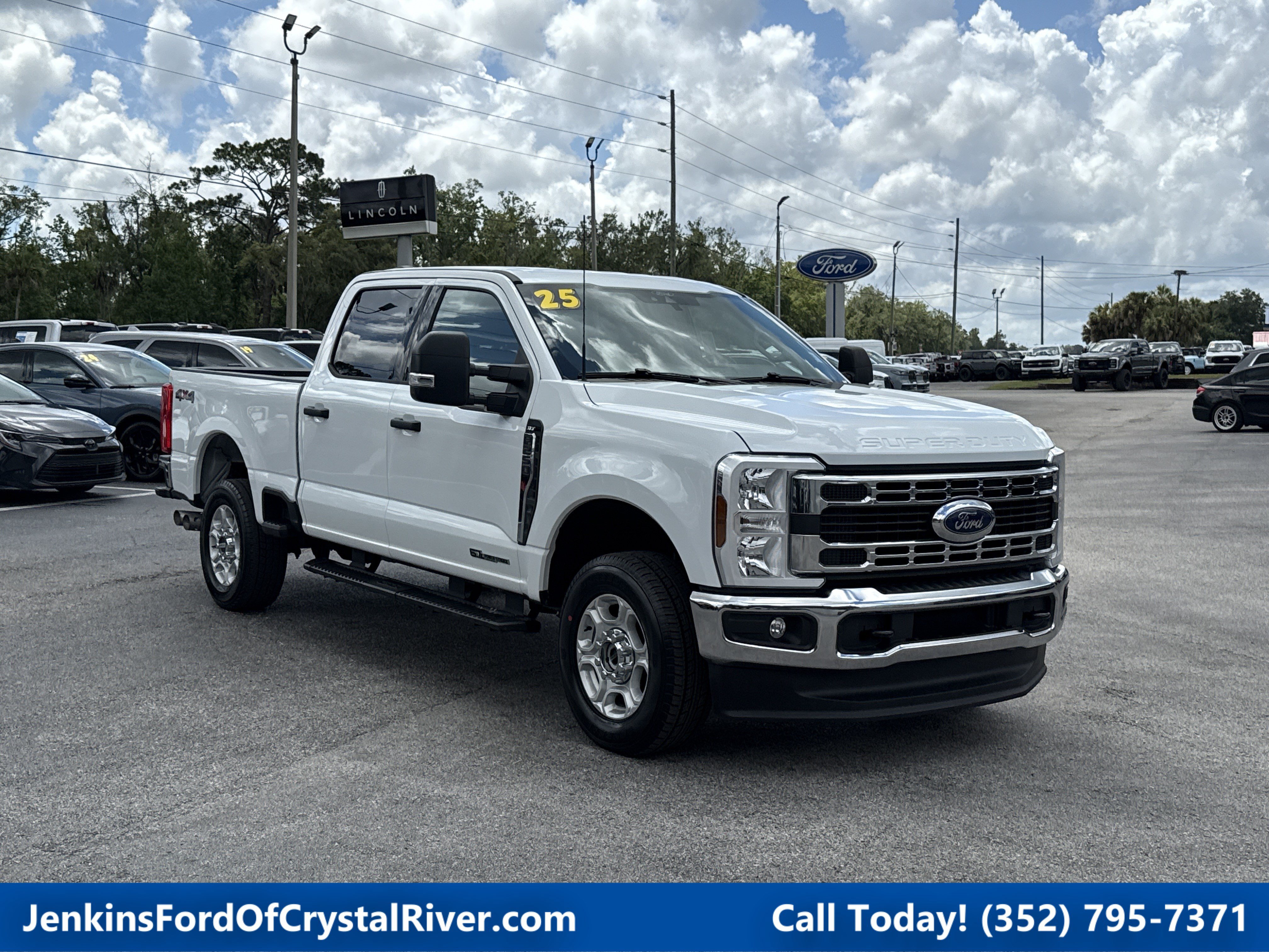 Used 2025 Oxford White Ford XLT image 1