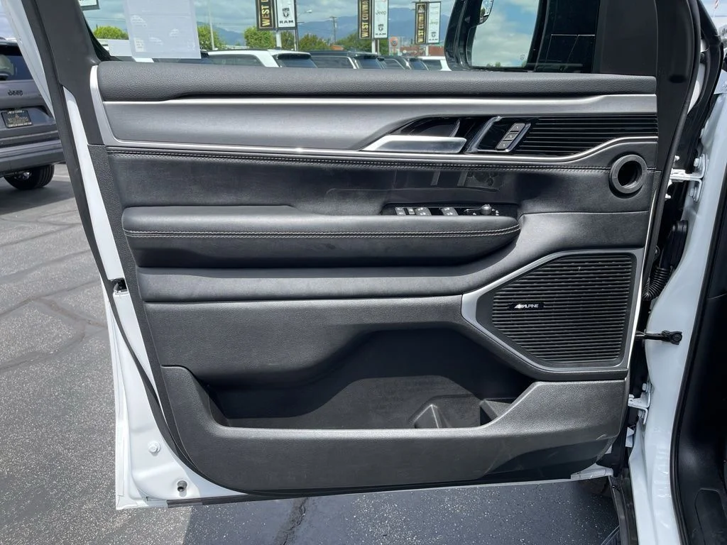 New 2026 Bright White Clear-Coat Exterior Paint Jeep Limited Altitude image 11