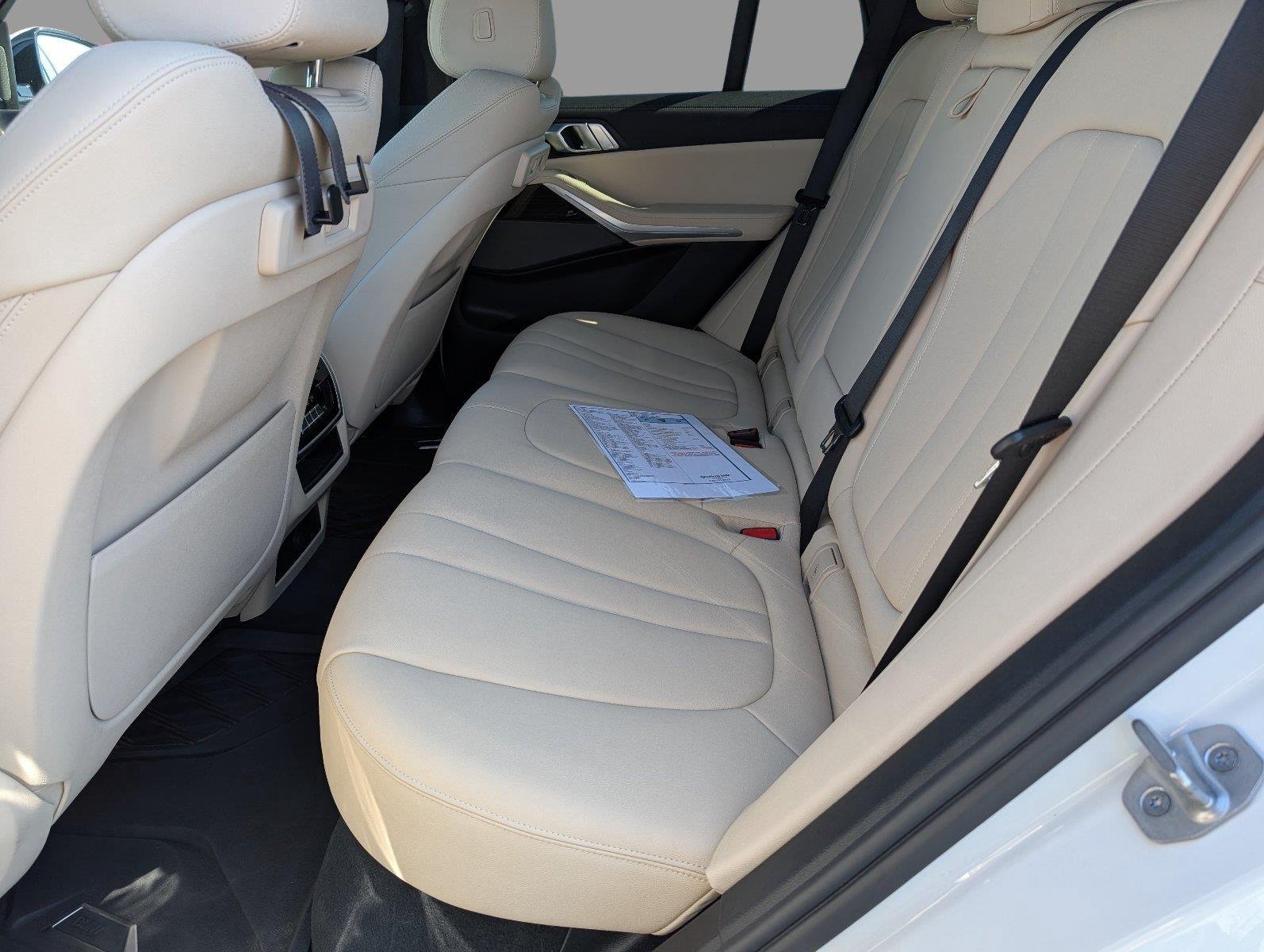 Used 2021 Mineral White Metallic BMW sDrive40i image 33