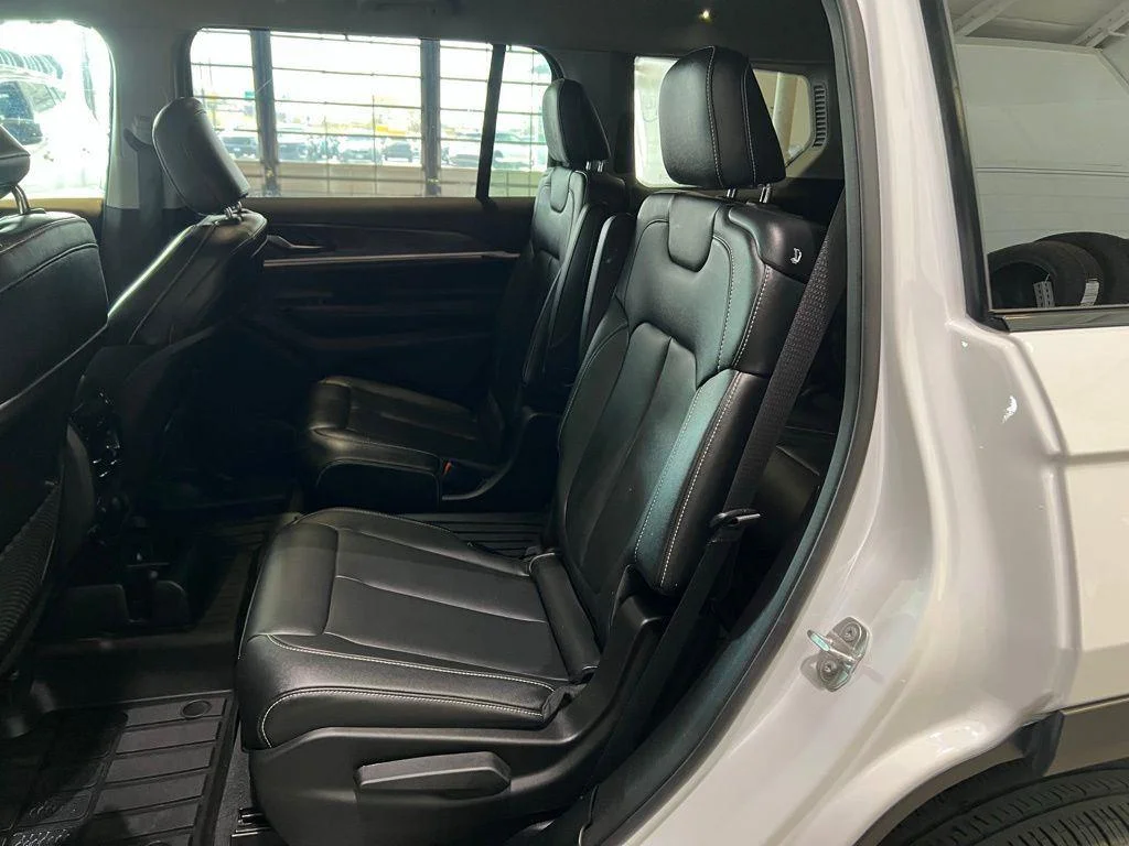 Used 2024 Wh Jeep Limited image 20