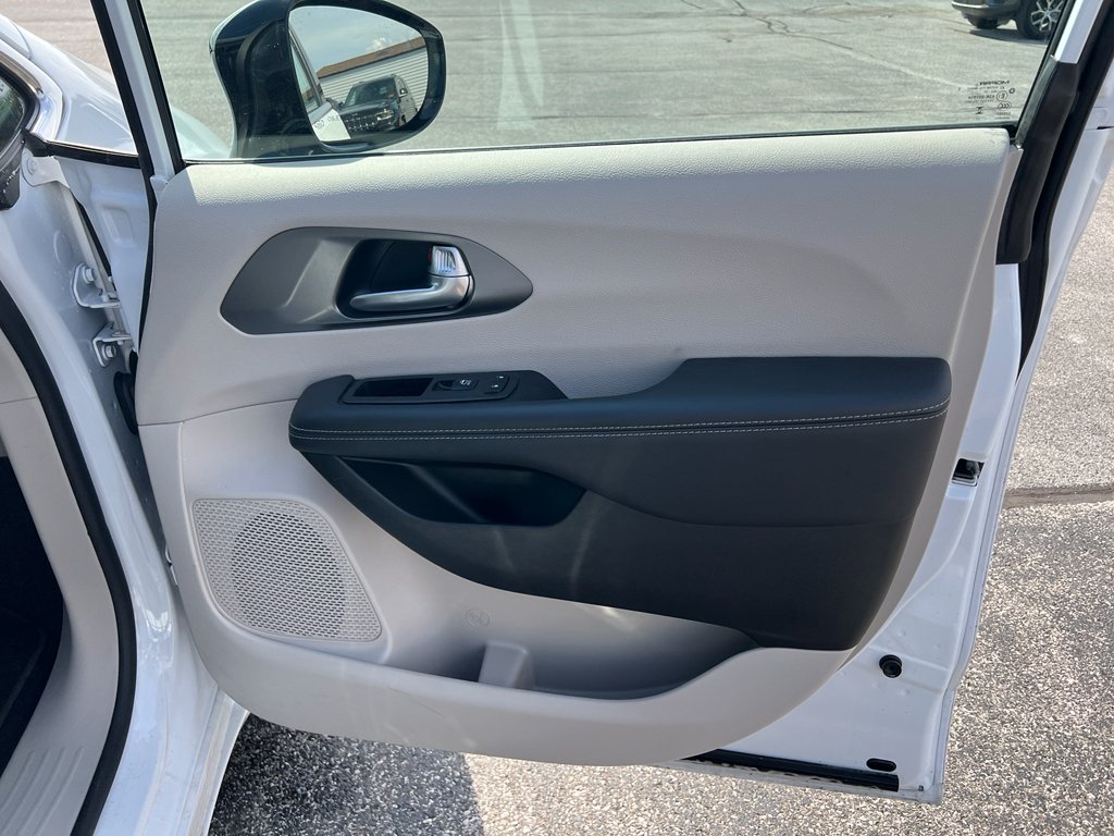 2024 Chrysler Pacifica PHEV Select - Photo 18