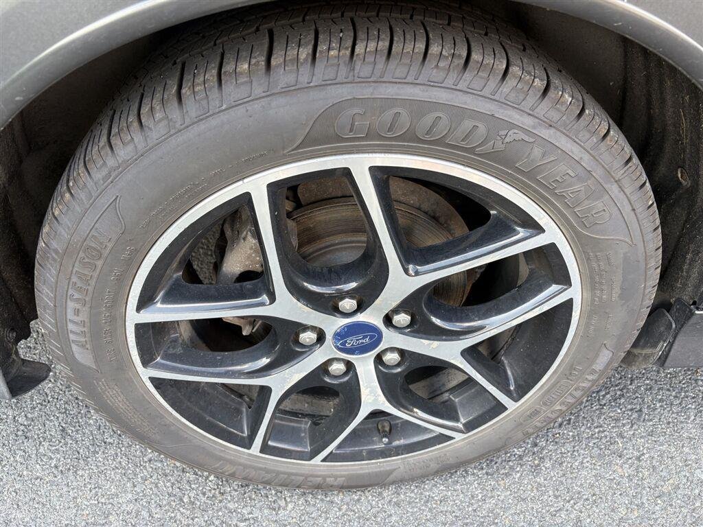 Used 2016 Magnetic Ford SE image 8