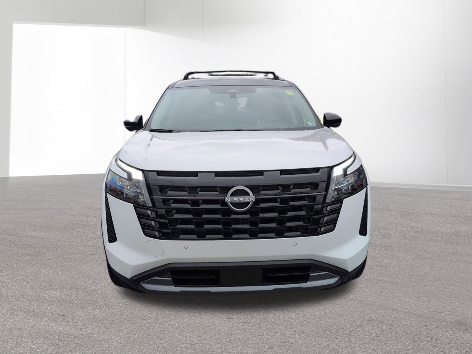 New 2026 Everest White Pearl TriCoat / Super Black Two-tone Nissan Platinum image 2